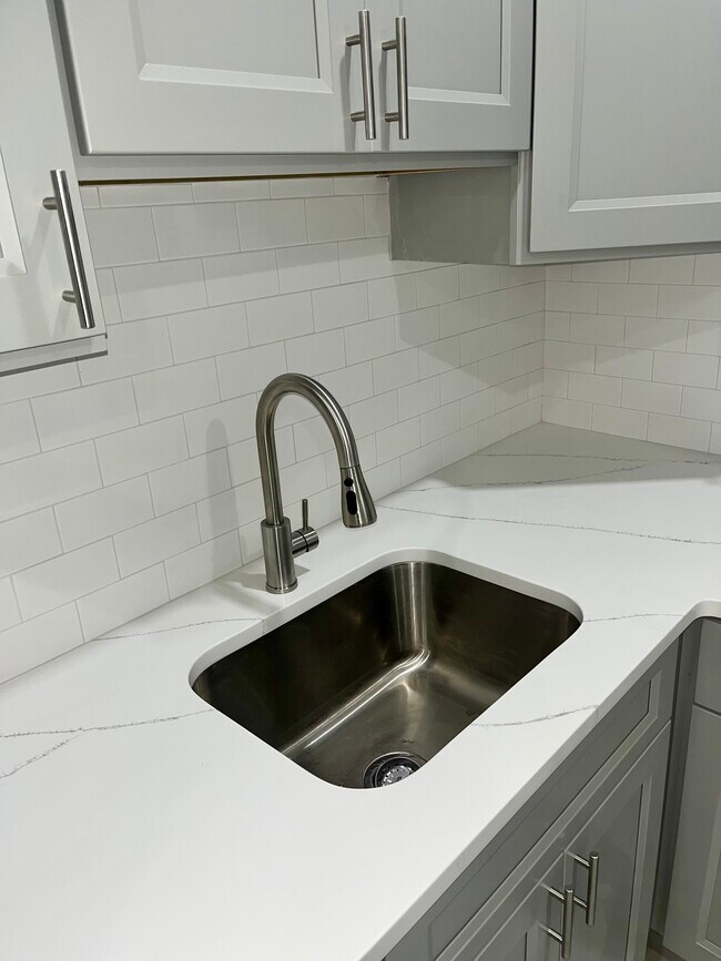 Foto del edificio - 364 River Dr