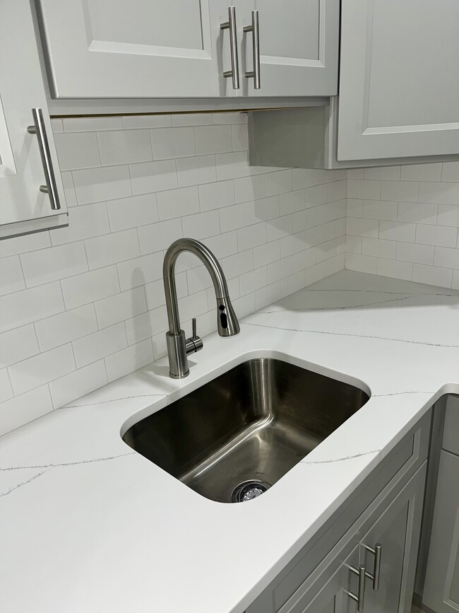 Building Photo - 364 River Dr