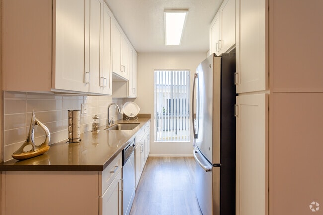 2BR, 2BA -  950 SF - Surf House Apartments