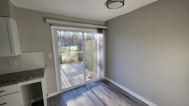 Building Photo - Updated 2 bed 1 bath