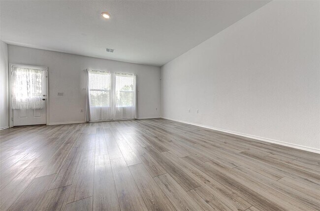 Foto del edificio - 2704 Shimsham Dr