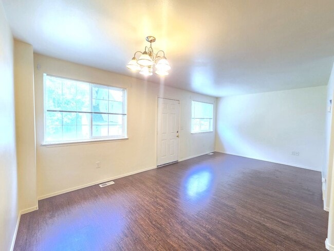 Foto del edificio - 407 E 8th Ave