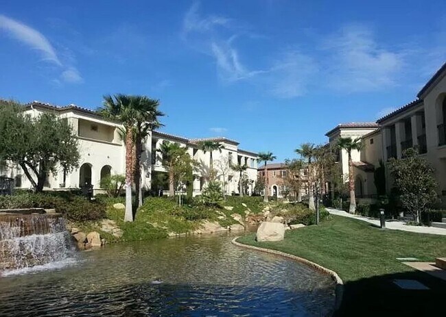 Foto del edificio - Luxurious 2 bed/ 2 bath townhouse in guard...
