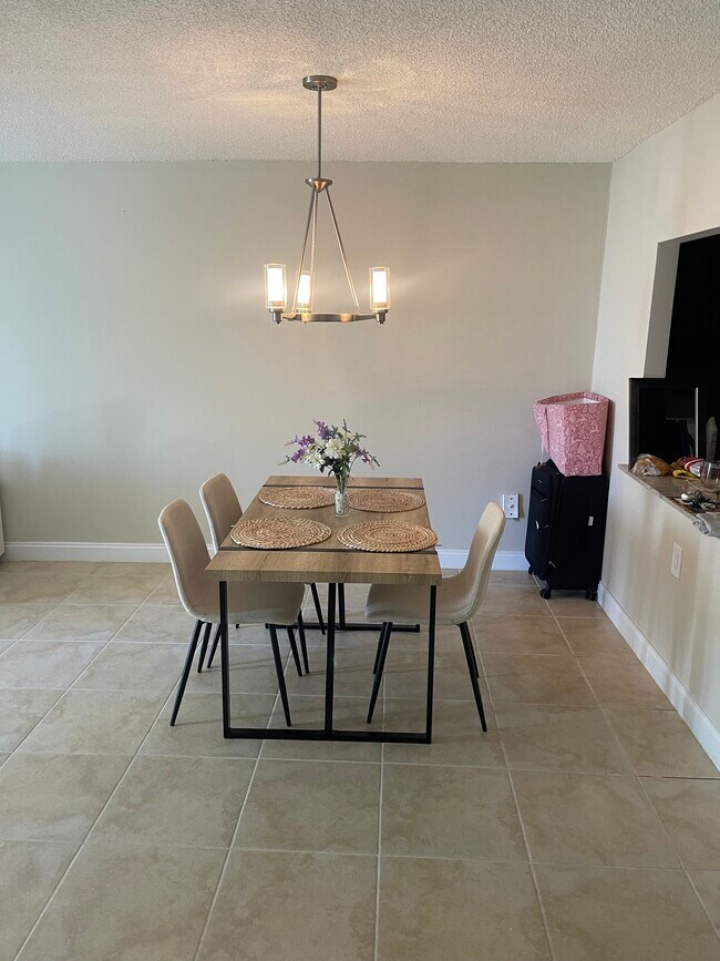 Foto del edificio - 17105 N Bay Rd