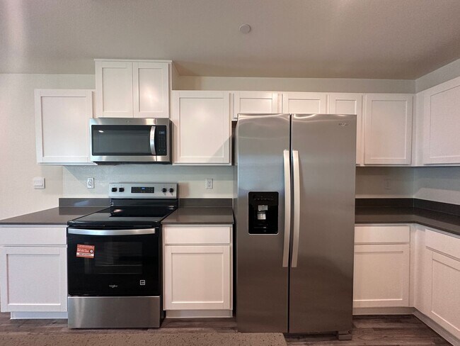 Foto del edificio - BRAND NEW 3 BEDROOM TOWNHOUSE W/LOFT