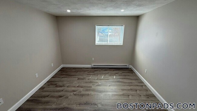 Foto del edificio - 310 Thompson Rd