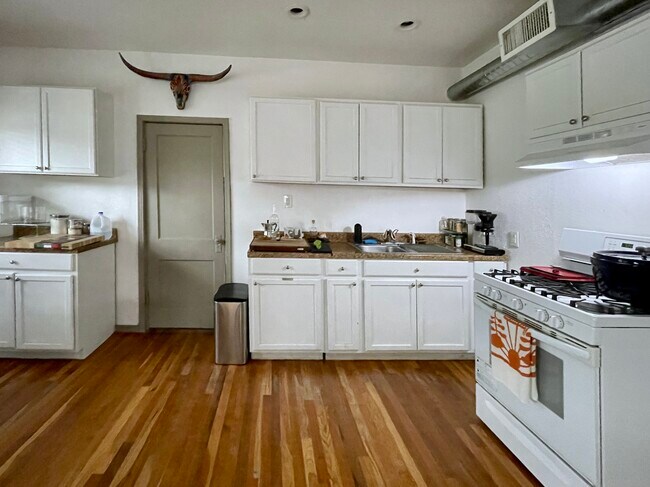 Foto del edificio - 2705 N Kansas St