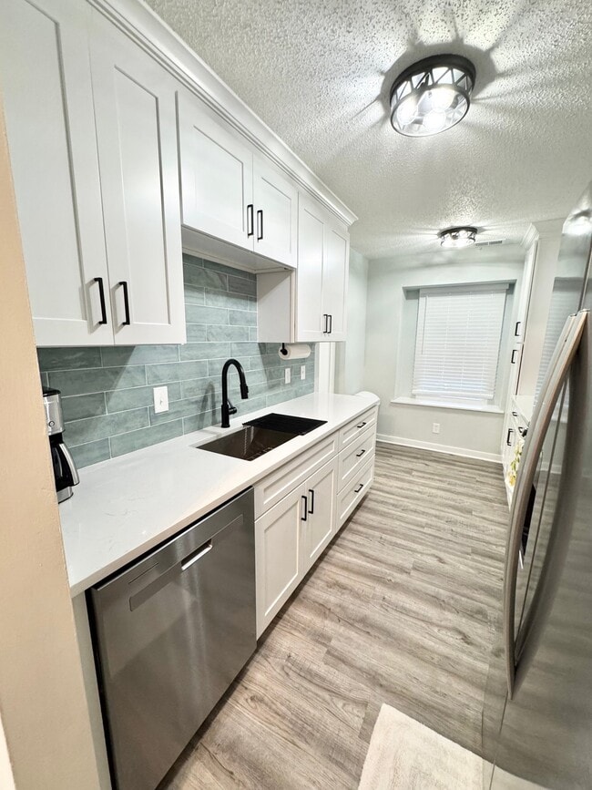 Building Photo - 3675 Sylvan Ln