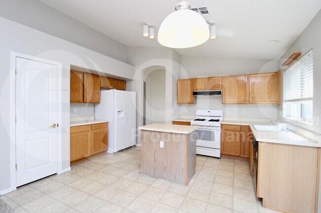 Foto del edificio - 3890 E Tremaine Ave