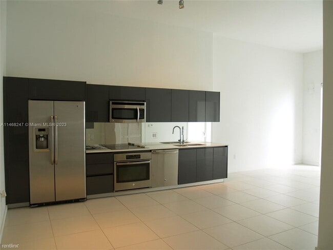 Building Photo - 1 br, 1.5 bath Condo - 31 SE 6th St Apt 2704