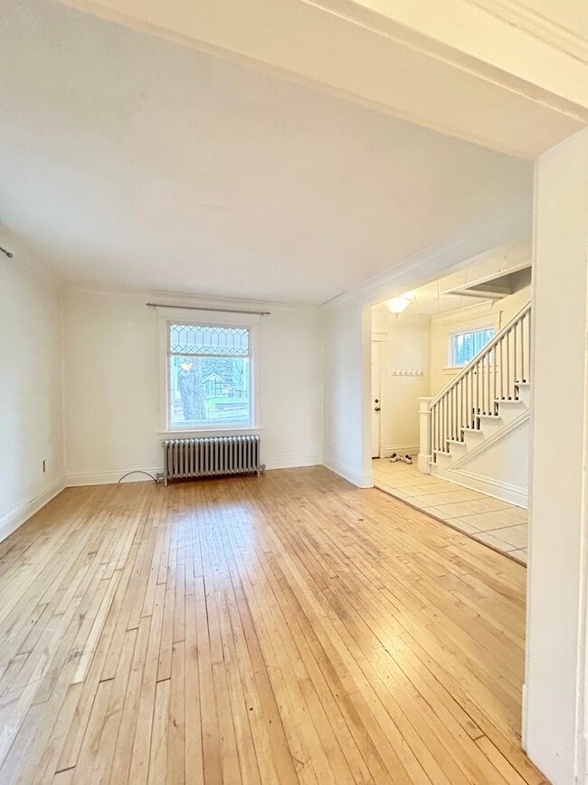 Building Photo - AVAILABLE December! - 3 Bed 1 Bath Home - With Fenced In Yard!