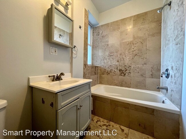 Building Photo - 2 br, 1 bath House - 4107 W. Iowa St. Unit 1