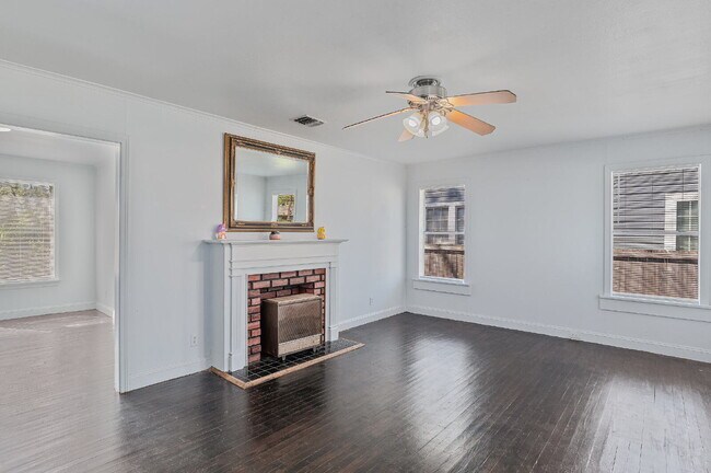 Foto del edificio - "Charming 2-Bedroom Shreveport Home with Cozy Fireplace & Gleaming Hardwood Floors!"