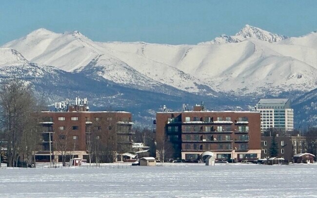 Foto del edificio - 3105 Lakeshore Dr