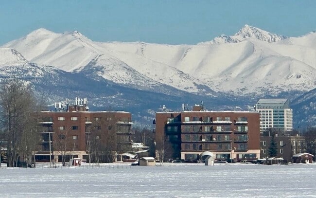 Building Photo - 3105 Lakeshore Dr