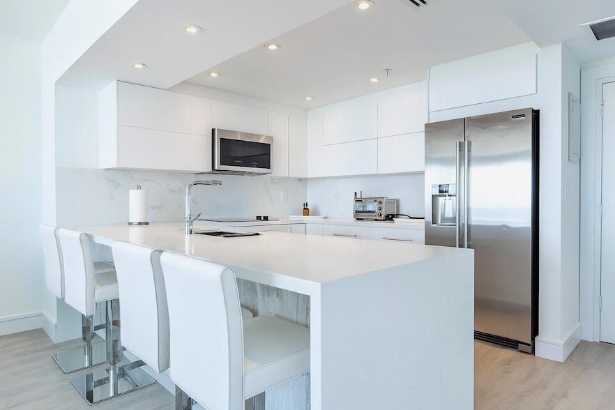 Primary Photo - 5601 Collins Ave