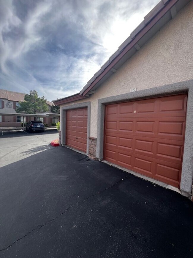 Foto del edificio - 3 Bedroom Condo - Gated - Summerlin - Detached Garage- New Carpet