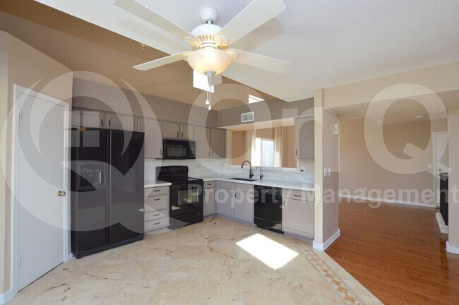 Building Photo - 5449 E Elmwood St