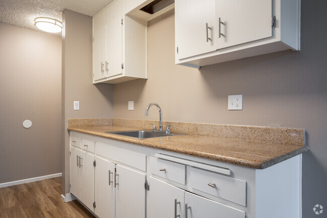 1BR, 1BA - 700SF - Kitchen - Warring Apartments