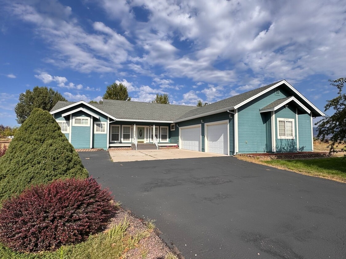 Foto principal - 471-825 Bantley Dr