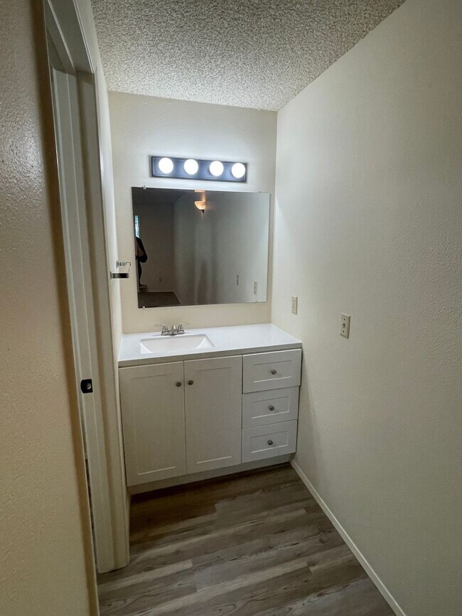Foto del edificio - Charming & Convenient 2-Bedroom Apartment ...