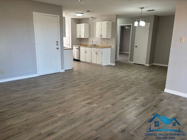 Building Photo - For Rent - 4 Bed/2 Bath near Goodfellow AFB