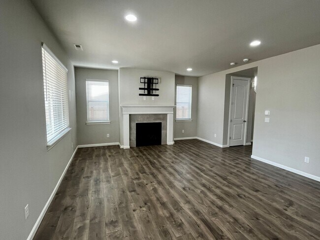 Building Photo - Beautiful Home w/Upgrades and Close to Eve...