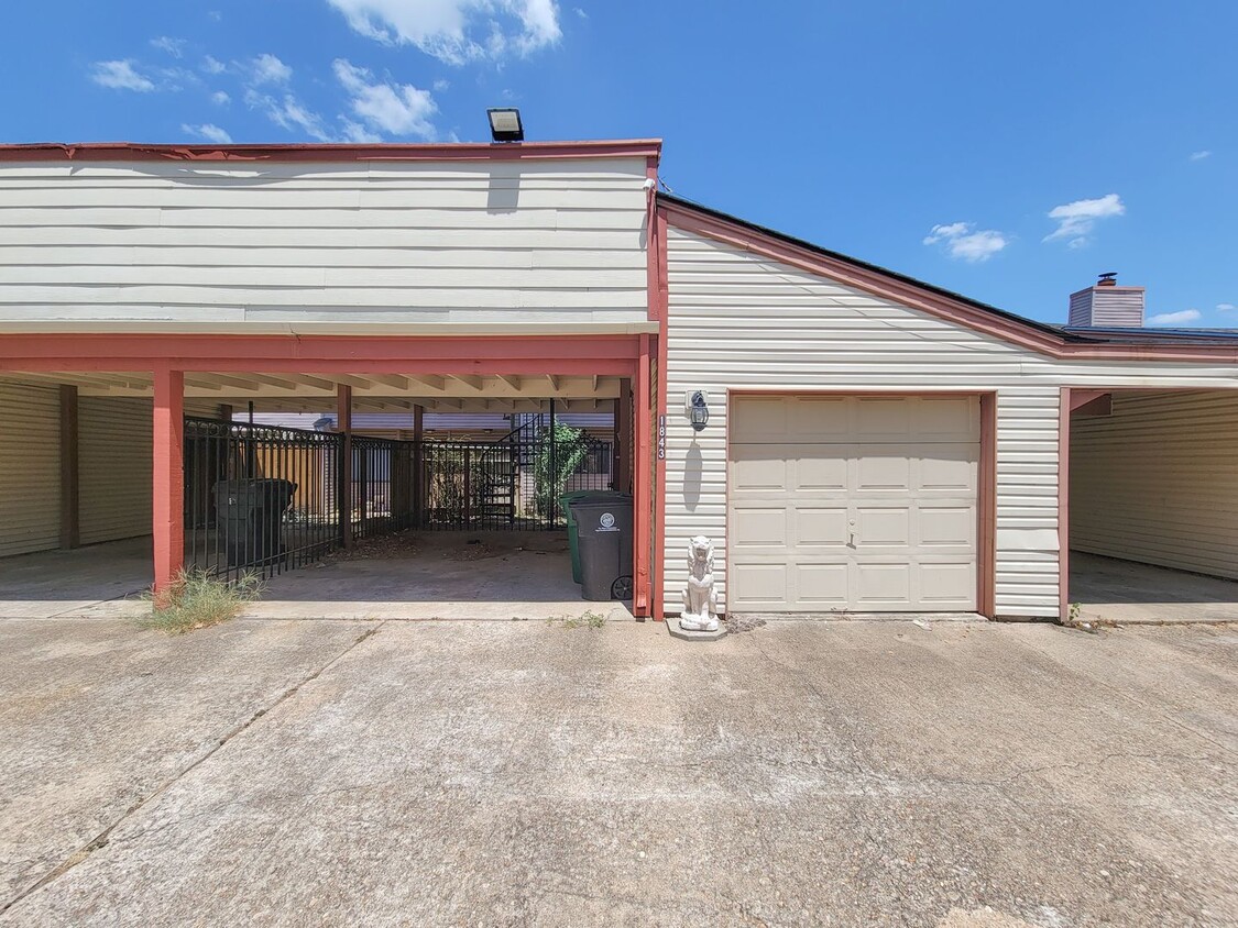 Primary Photo - Quite neighborhood town home with gate, ne...