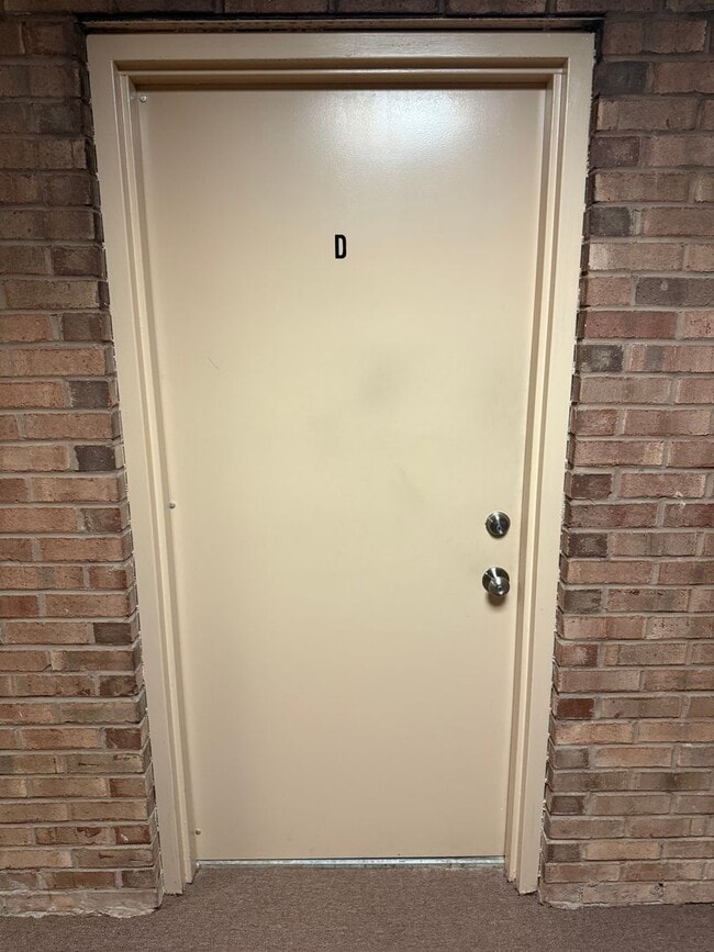 Building Photo - Fresh Price Update! - Renovated Condo in Quiet Community on 1st Floor!