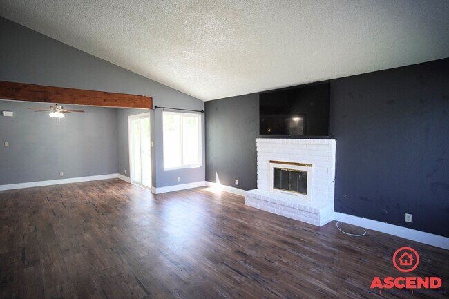 Building Photo - Charming Home with SOLAR in East Bakersfield!
