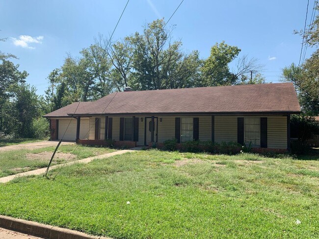 Building Photo - South Tyler! Lovely 3 Bedroom, 2 Bath Home...