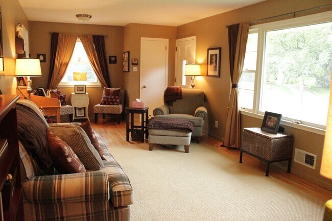 Foto del edificio - Light-Filled 3bd/2ba Rambler in Prime West Bloomington Location - Available April 1st.