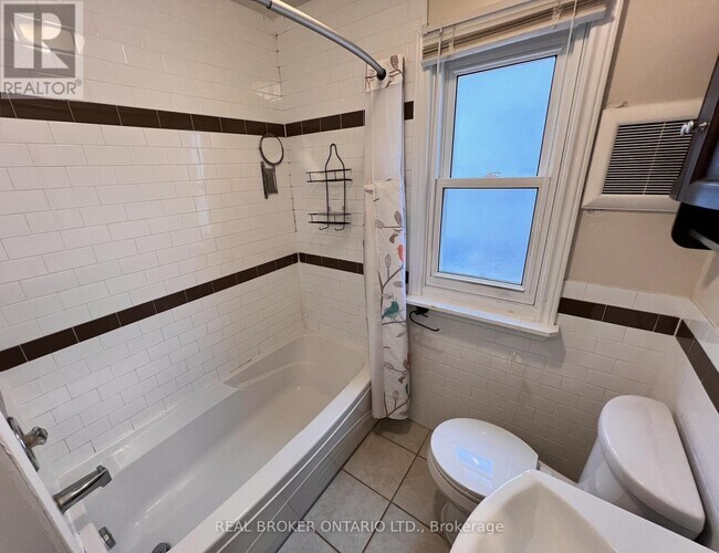 Photo du bâtiment - 75 Vanbrugh Ave