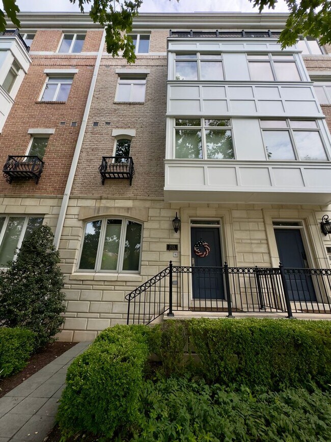 Building Photo - Elegant 3Bed/3.5Bath Townhome with Attache...