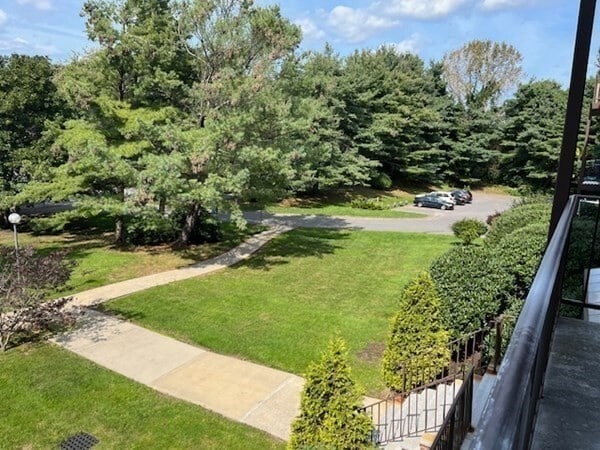 Building Photo - 8 Ledgewood Way