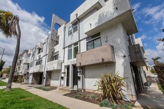 Building Photo - 8639 Whitworth Dr Building Photo - 8639 Whitworth Dr