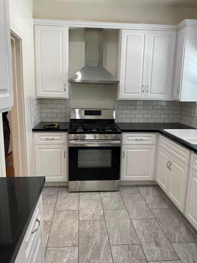 Kitchen - 2825 Hillcrest Dr