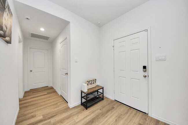 Foto del edificio - 21227 Sunnyridge Wy