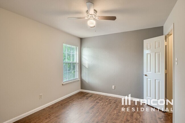 Foto del edificio - 3416 Tulip Ln