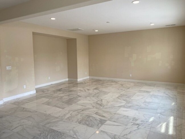Foto del edificio - Beautiful 5 Bedroom Home for rent in Lopel...