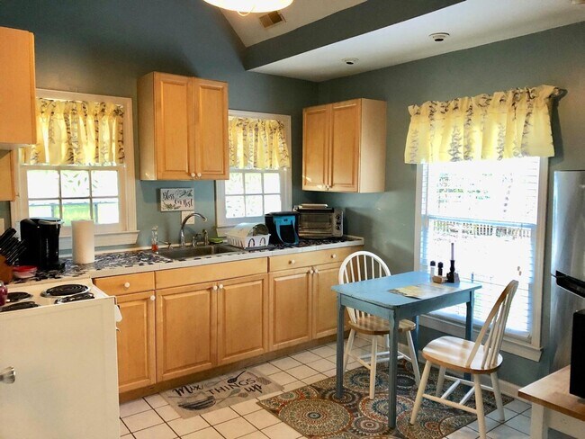 Building Photo - 1 Bedroom 1 Bath Cottage in Historic Distr...