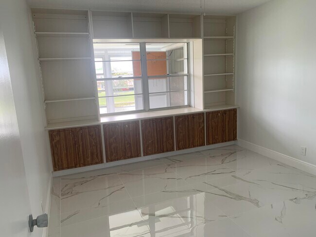 Building Photo - 321 Andover M