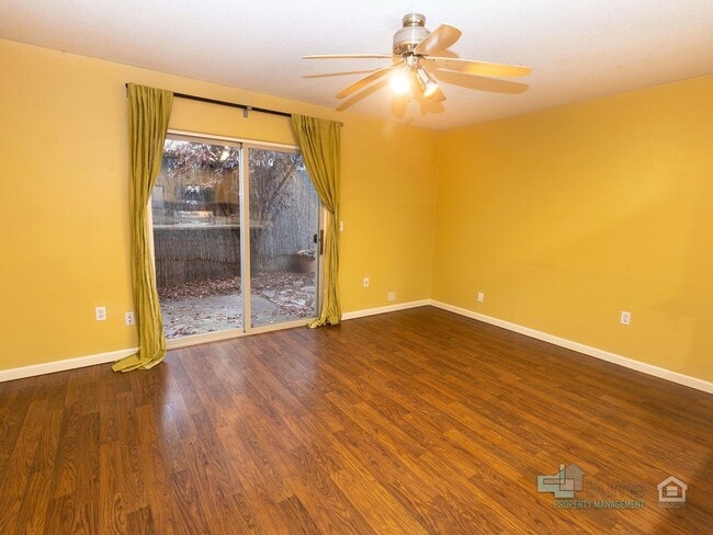 Building Photo - Bright & Spacious 2-Bedroom End Unit Townh...