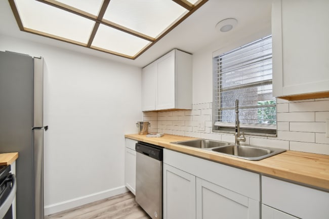 Building Photo - 9700 Starkey Rd