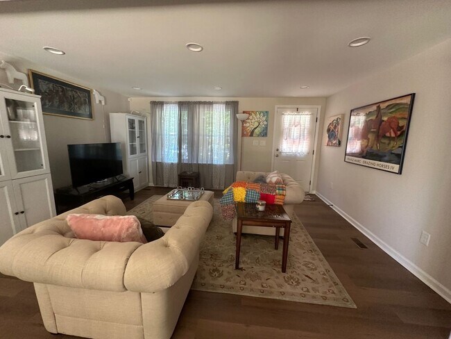 Foto del edificio - Beautiful furnished well maintain 3 bedrooms, 1.5 Baths