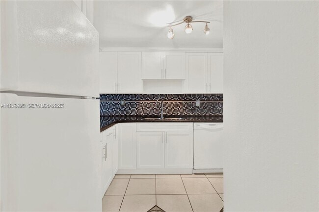 Foto del edificio - 1990 W 56th St