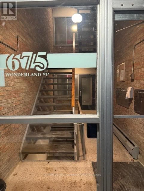 Photo du bâtiment - 675 Wonderland Rd S