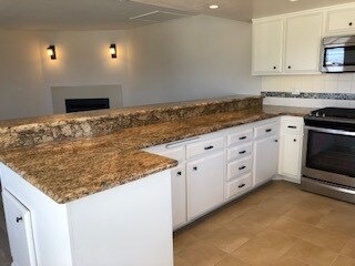 Cocina con encimeras de granito y barra. - 533 N Helberta Ave