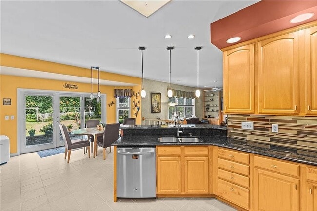 Building Photo - 65 Forman Dr