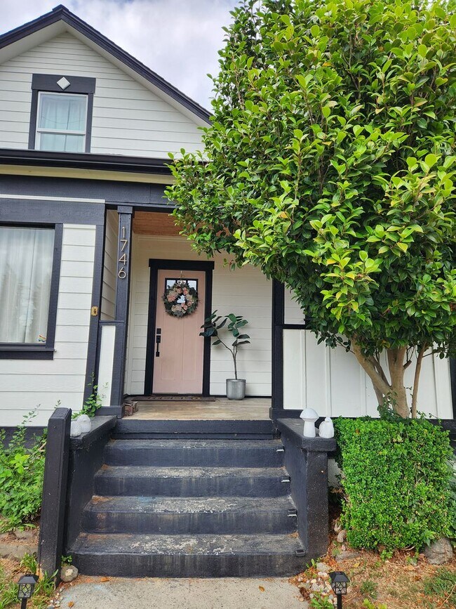 Foto del edificio - Victorian Style Home Rent Ready!!